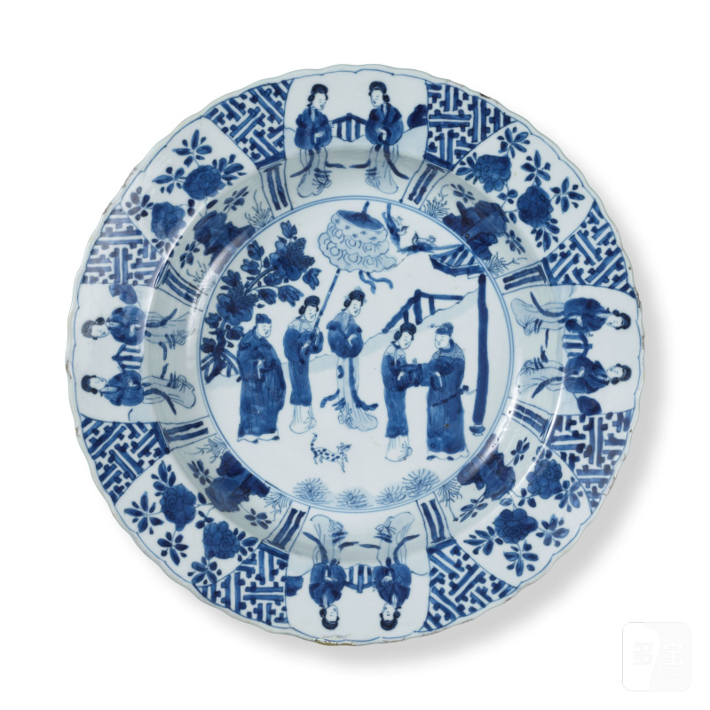 清康熙 青花人物故事圖菱口盤 「大清康熙年製」款 | ASSIETTE EN PORCELAINE BLEU BLANC - 图1